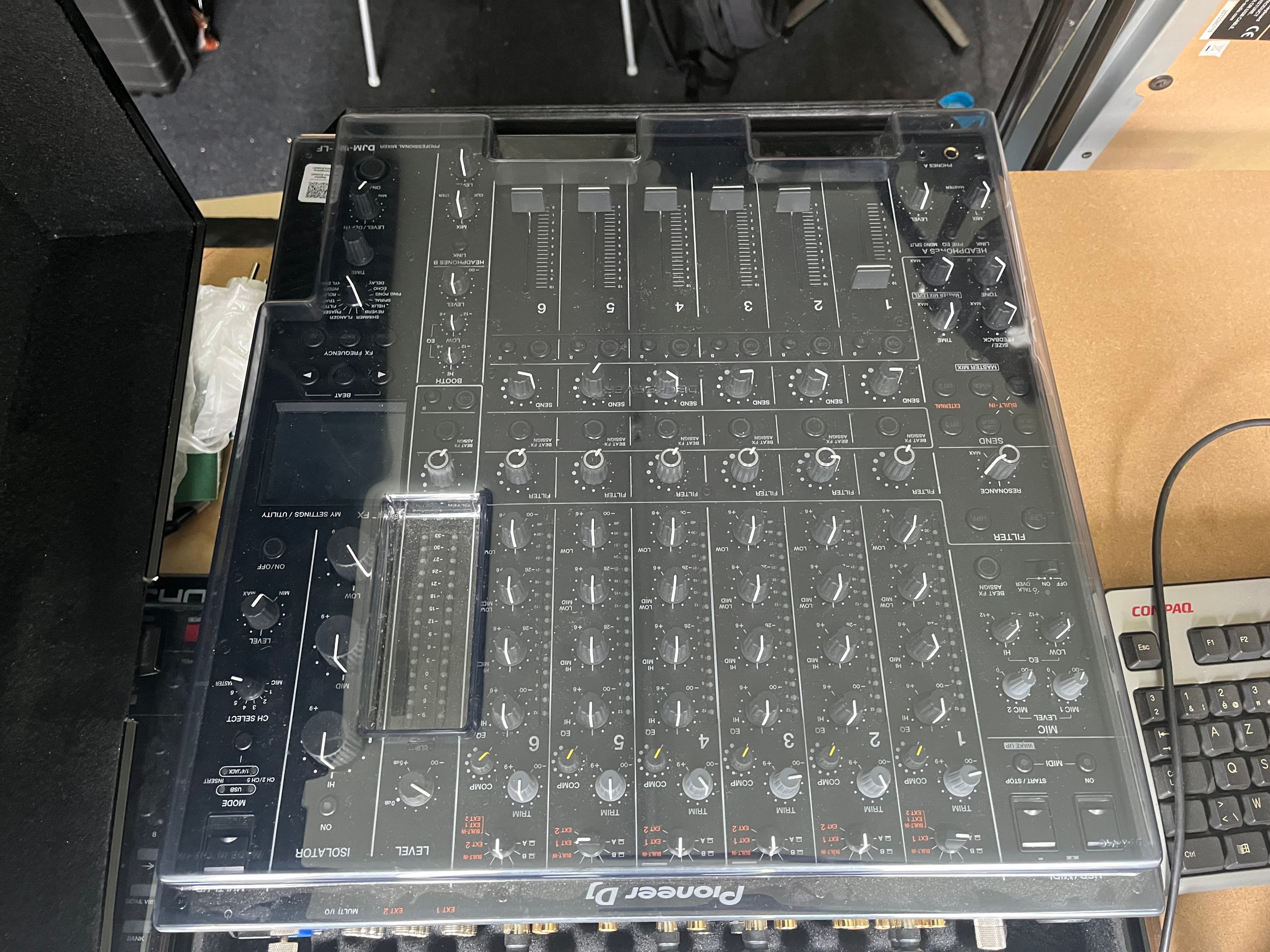 Pioneer V10 "long fader" | professioneel creatief mengpaneel. Enkel te huur.